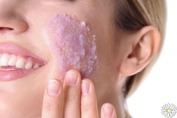 Face scrub: benefits, tips and 10 products chosen for you