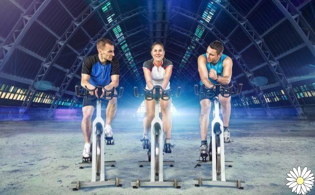 Spinning: what it is, how to choose the spin bike, benefits and programs and tables to train at home