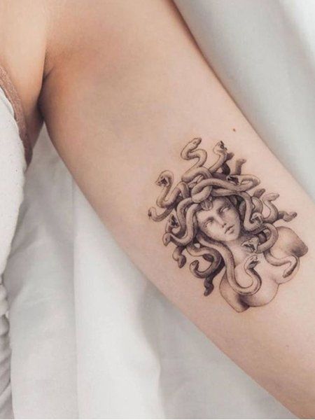 Medusa tattoos for women: 20 images with details and meaning