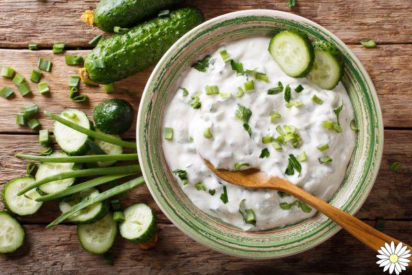 Yogur griego: qué es, diferencias con el yogur tradicional, beneficios y las mejores recetas