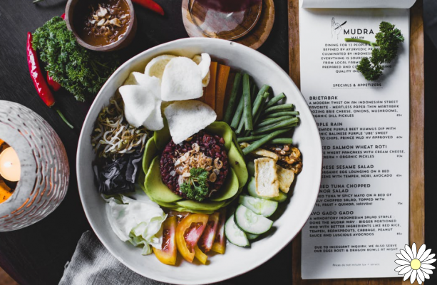 Almuerzos ligeros y rápidos: 10 ideas sanas y equilibradas para quienes cenan fuera de casa