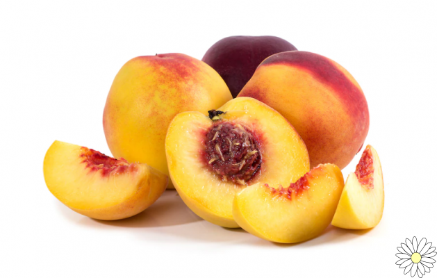 Peaches, moisturizing and refreshing, are useful against the heat: here are their properties and contraindications